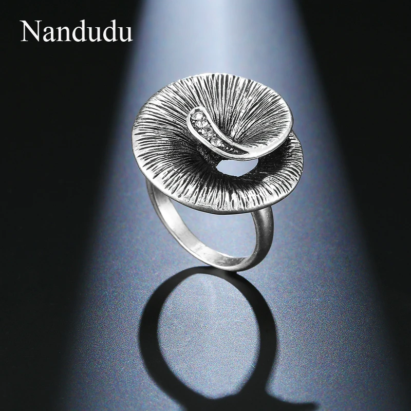 Nandudu Ретро Кольца серебряного цвета для женщин, Винтажное кольцо с кристаллами, кольцо на палец, женские широкие украшения для коктейля, вечеринки, бижутерия R1995