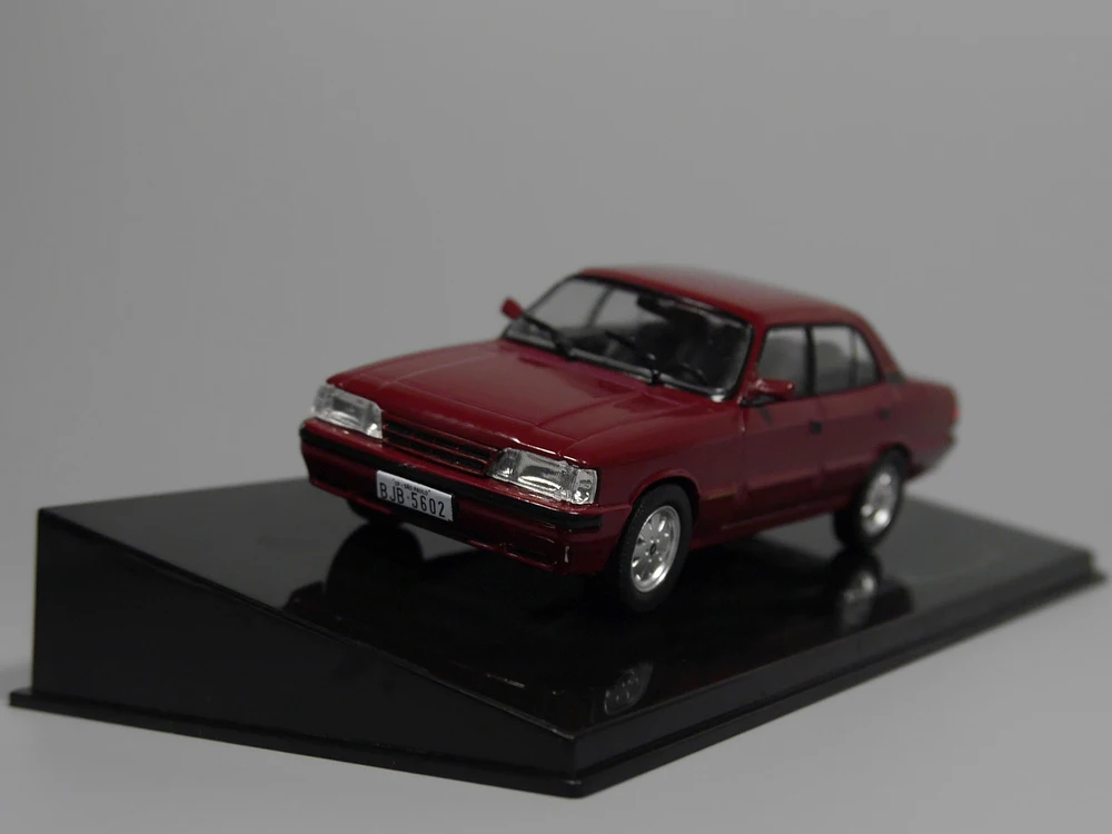 

delicate 1:43 Opala 1992 car model Alloy collection model