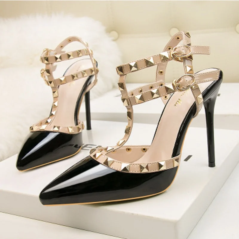Европейский и американский стиль пикантная обувь для ночного клуба на высоком каблуке из лакированной кожи с металлическими заклепками Соблазнительная обувь для клуба обувь в римском стиле женские