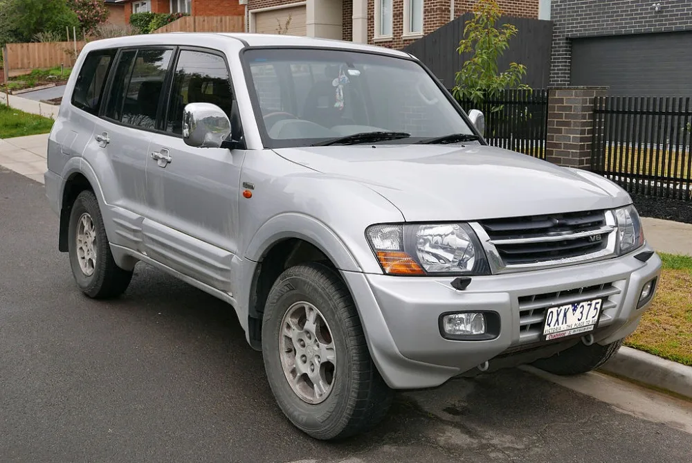 1024px-2001_Mitsubishi_Pajero_(NM_MY01)_Exceed_5-door_wagon_(2015-08-07)_01 