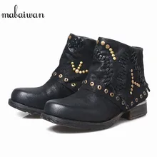 Mabaiwan черный женская обувь из натуральной кожи зимние ботильоны для женщин мотоциклетные Армейские сапоги кисточкой Декор заклепками Туфли без каблуков