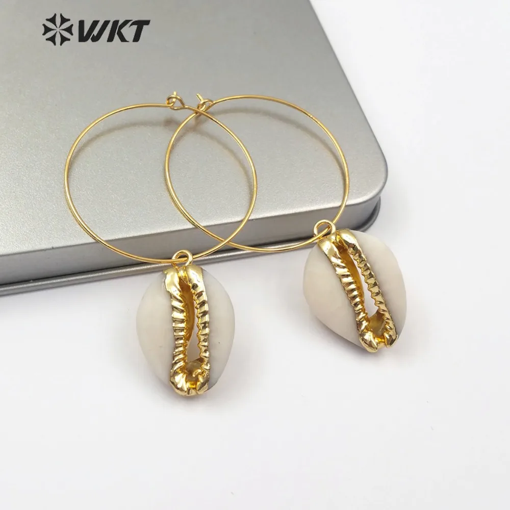 

WT-E516 Gold Cowrie Earring Natural Raw Shell With Gold Trim Inlay Circle Metal Hoop Women Sea Shell Jewelry Earring