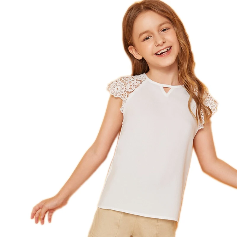 SHEIN Kiddie/белая однотонная гипюровая кружевная блузка с вырезами для девочек; милые топы; коллекция года; Летние повседневные блузы с рукавами-крылышками и пуговицами сзади для подростков