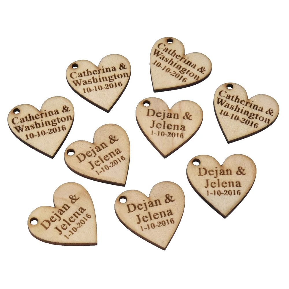 50 штук Персонализированная гравировка на дереве свисает сердце любовь центральный свадебный стол украшения сувениры индивидуальные бирки на конфеты