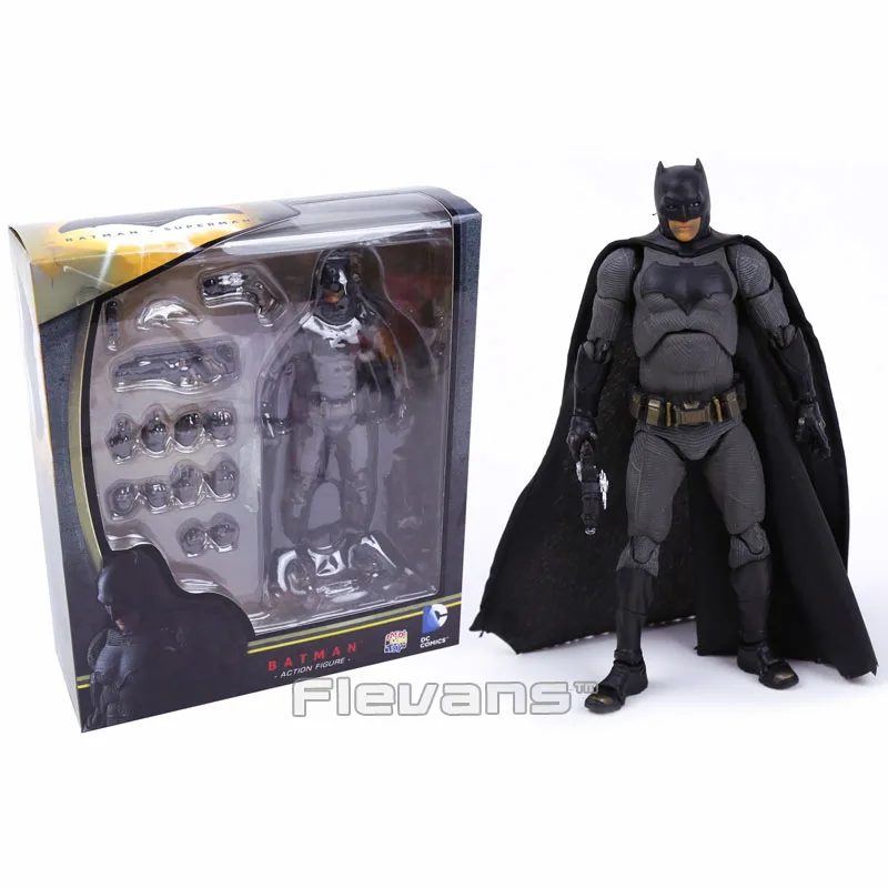

MAFEX NO.017 DC COMICS Batman v Superman: Dawn of Justice Batman PVC Action Figure Collectible Model Toy 16cm