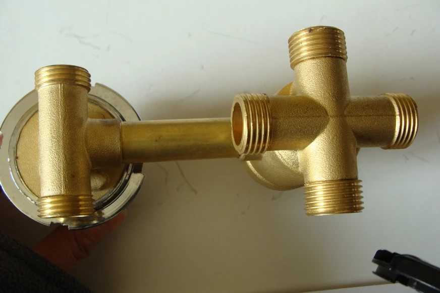 Copper shower room faucet ,shower room mixing valve 2/3/4/5 thread