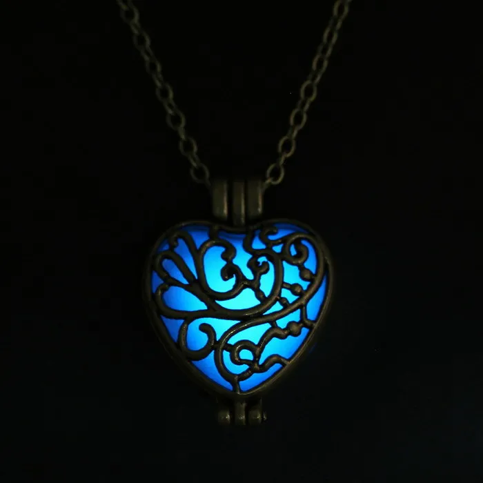 

(Random color Sun Exposure first) pendants Magic Heart Glowing Locket Necklace Glow In The Dark Jewelry Party Jewelry