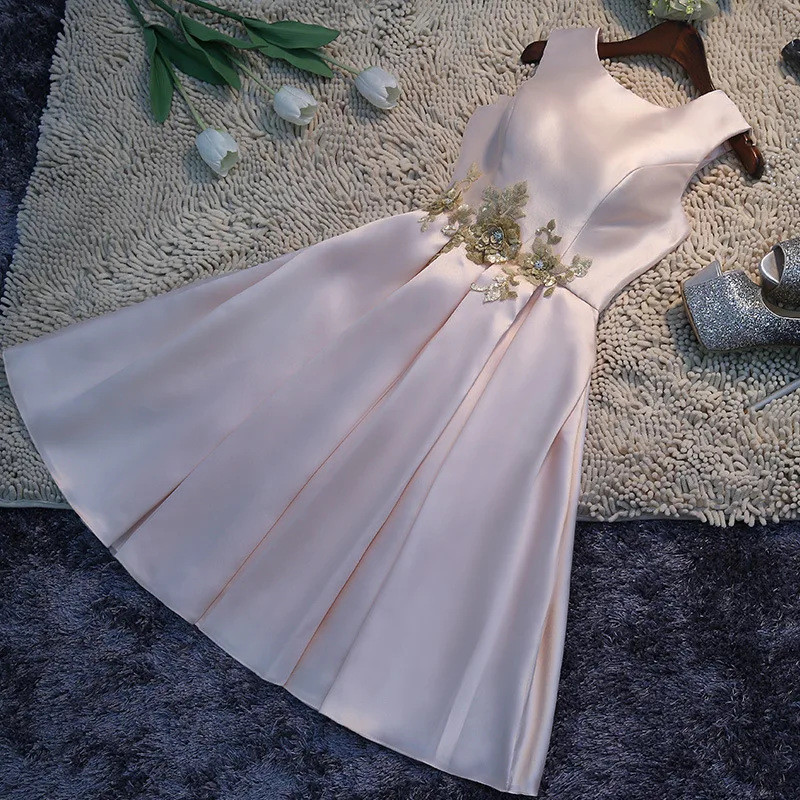 Nouvelles Robes de Cocktail 2017 Simple Satin Un Line Backless Genou Longueur Pour Jeune Fille Occasion Spéciale cocktail kjole dans Robes De Cocktail de