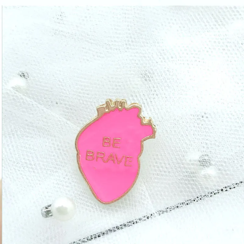 4 Pin значки с героями мультфильмов буквы BE BRAVE Броши для женщин Brave Heart Pins ювелирные изделия для воина эмаль значки на рюкзак сумка аксессуары