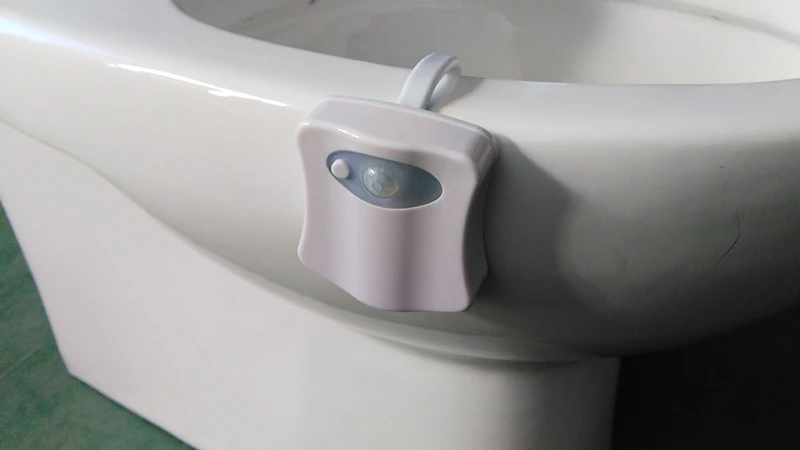 Цвет меняющийся светодиодный лампы Детские Washingroom Ванная комната движения унитаз свет активирована на включение/выключение света лампа с сенсором для сидения Ночная