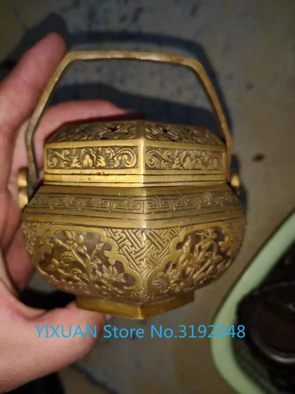 

Ancient brass incense stove chrysanthemum Shouxi rhombic octagonal copper incense stove hollow warm hand stove