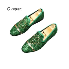 Ovxuan резные золотистой пряжкой мужские лоферы модные банкетный Пром Свадебные модельные туфли Для мужчин тапочки блеск заклепки Повседневные ботинки без застежек
