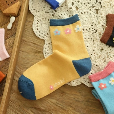 Новые яркие милые хлопковые женские носки с маленькими цветочками; оригинальные осенние модные милые носки с маленькими цветочками наивысшего качества для девочек и девушек - Цвет: yellow