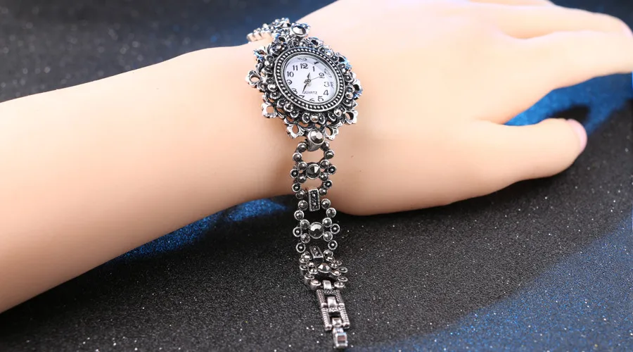 Новинка, Ретро стиль, изысканные декоративные часы для женщин, полые цветочные Кристальные браслеты для женщин, посеребренные ювелирные изделия из Турции
