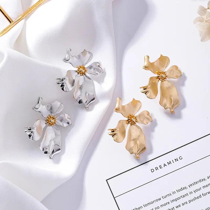 

2019 New Girl Exaggeration Personality Earrings Retro Metal Flower Cold Style Stud Earrings for Women Accessories Jewelry