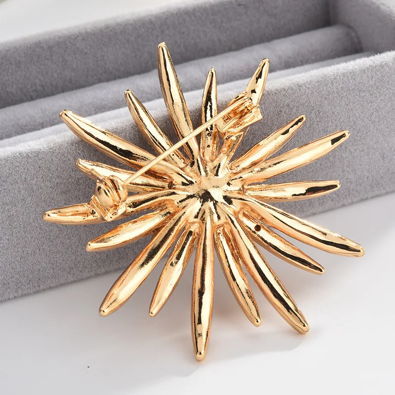 Korean version of the new fashionable temperament sunflower Brooch female water drill Brooch exquisite simple pin accessories