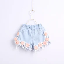 Джинсовые шорты с кисточками для маленьких девочек детской одежды с кружевными цветами, летние популярные штаны для девочек шорты с дырками для малышей