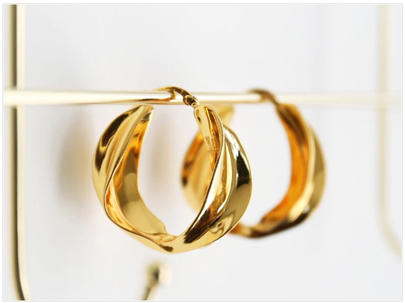 SRCOI золотистого цвета скрученный серьги-кольца минималистичные геометрические большие круглые серьги для женщин индийские ювелирные изделия Huggie