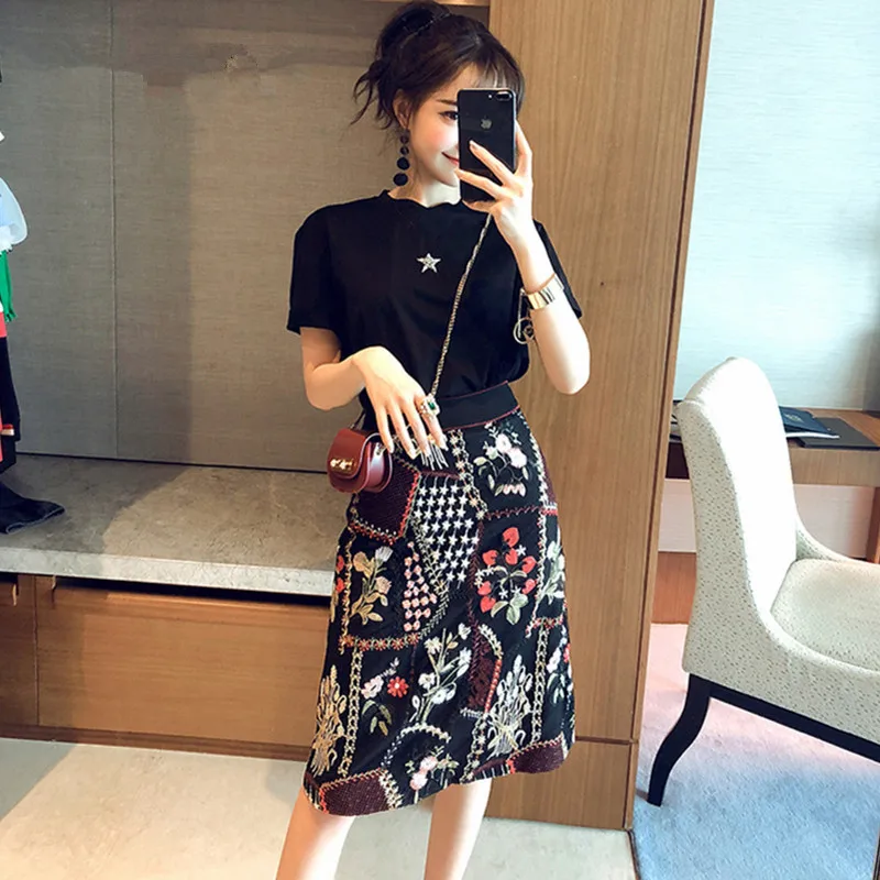 

2023 New Arrival women Short sleeve beading Black T-shirt + Mesh embroidery flowers Skirt 2pcs Sets Vintage high waist skirt set