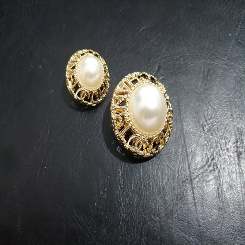 

1 lot=5 pieces classic logo metal buttons Garment accessories gold&pearl buttons size:25mm cc48