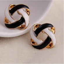 Hot 1 Pair Women Girls Korean Vintage Charming Black and White Simple Hollow Earrings Jewelry Gift Hot 1 Pair Women Girls Korean Vintage Charming Black and White Simple Hollow Earrings Jewelry Gift