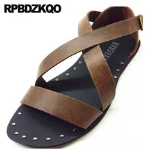 Пляжные кожаные туфли на плоской подошве в итальянском стиле для подиума; модные мужские сандалии-гладиаторы; сезон лето; красивые водонепроницаемые туфли с заклепками; известный бренд; Римский стиль; металлический металл