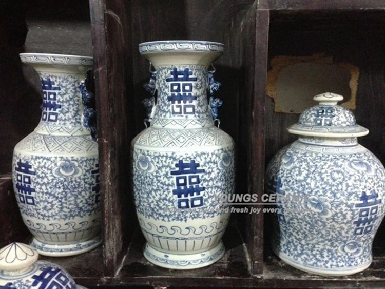Chinese Old Exquisite Hand-painted Lotus Porcelain vase Collectible BLACK