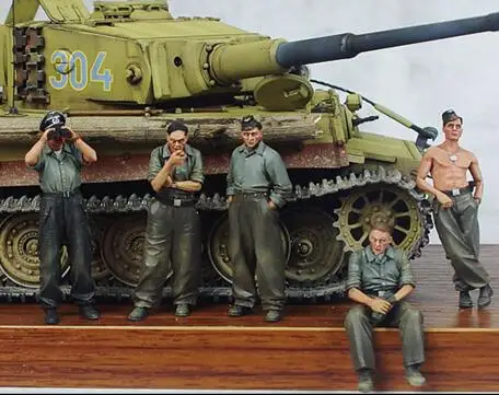

1/35 Resin Kits Tank Soldier 5pcs/set (no tank)