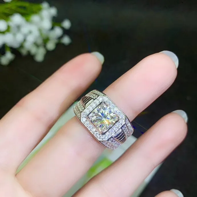 Мужские кольца Moissanite, в настоящее время самые популярные драгоценные камни, имеют высокую твердость, сравнимую с бриллиантами. 925 серебро