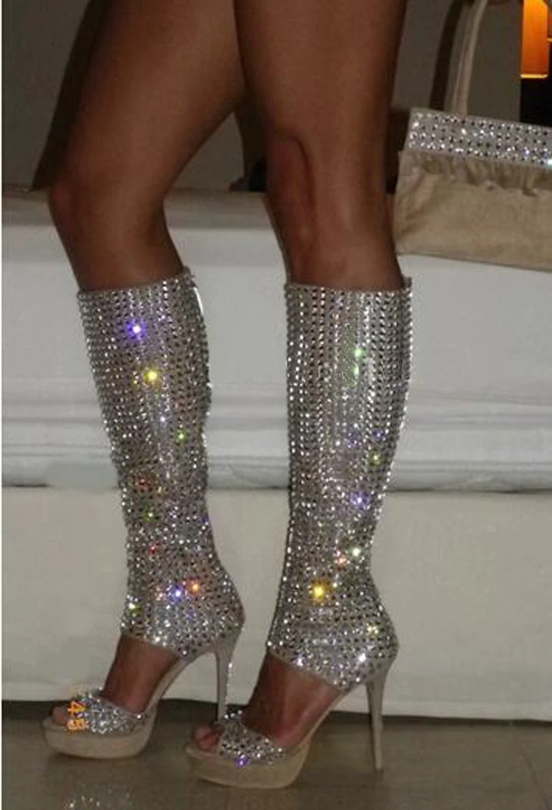 Элегантное шикарное платье с украшениями в виде серебристых кристаллов на шпильке, до бедра, ботинки с резным узором сапоги до колена Стразы ботинки на платформе блестящие ботинки с высоким голенищем