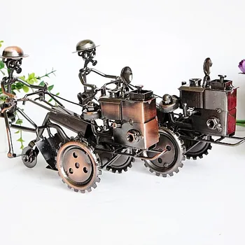 

Metal Retro Nostalgic Farming Handrail Tractor Model Home Crafts Decorations Wheels Rotate 360 Degrees