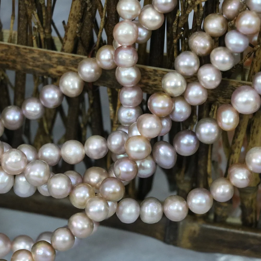 жемчужная обнизь. белые бусы. жемчуг майорка с темно синим платьем. жемчуг свободы. жемчуг бива.