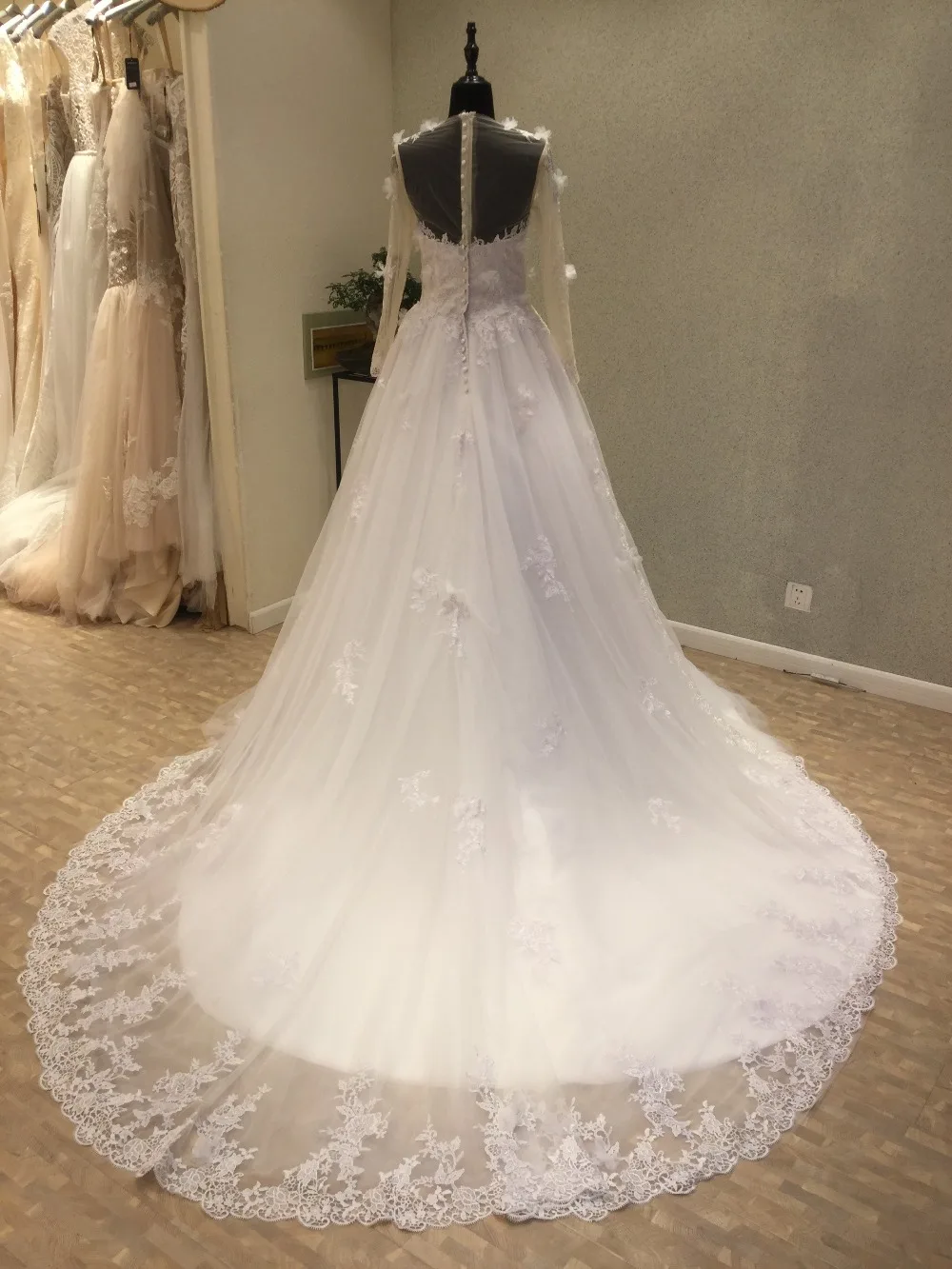 Wunderschone Neue Alibaba China Hochzeitskleid 2018 Oansatz Langen Armeln Kapelle Zug A Line Spitze Tull Brautkleider Robe De Mariee Robe De Mariee Tulle Wedding Dressalibaba Wedding Dresses Aliexpress