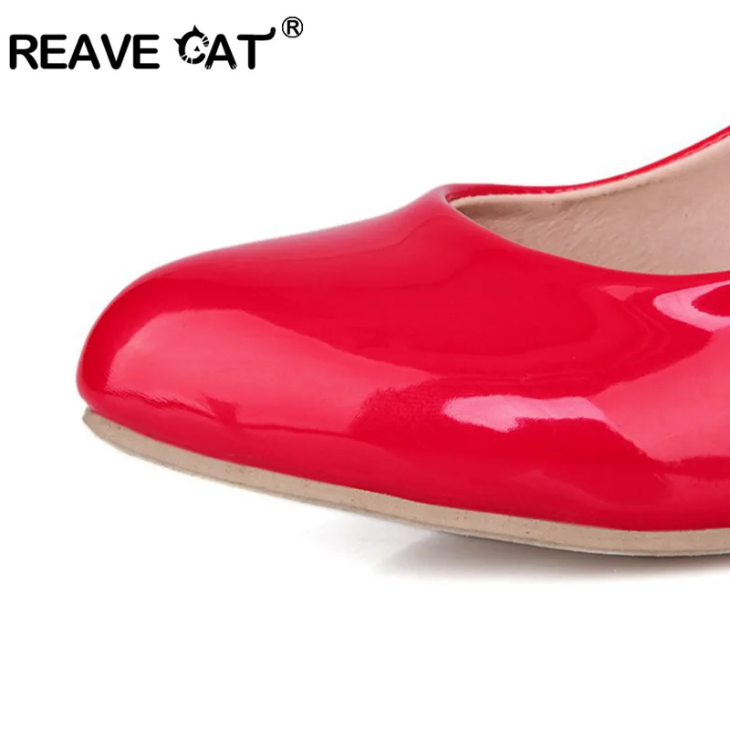 Женские туфли на среднем каблуке REAVE CAT черные блестящие с острым носком весну
