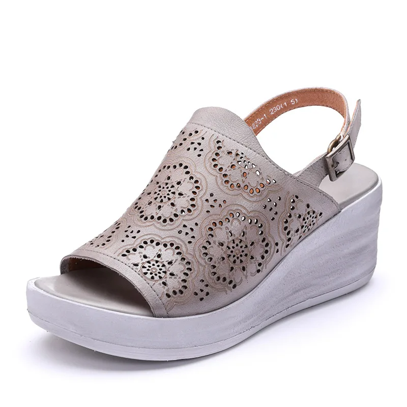 

Women's sandals 2018 summer new hand-made leather, imitation ancient carved, hollow metal clasps with thick bottom sandals.
