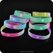 50x スマイル フェイス シリコンブレスレットグロー ダーク漫画リス トバンドファッションジュエリー コス プレ衣装アクセサリー子供パーティー ギフト(China)