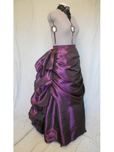 Фиолетовая атласная длинная юбка в викторианском стиле