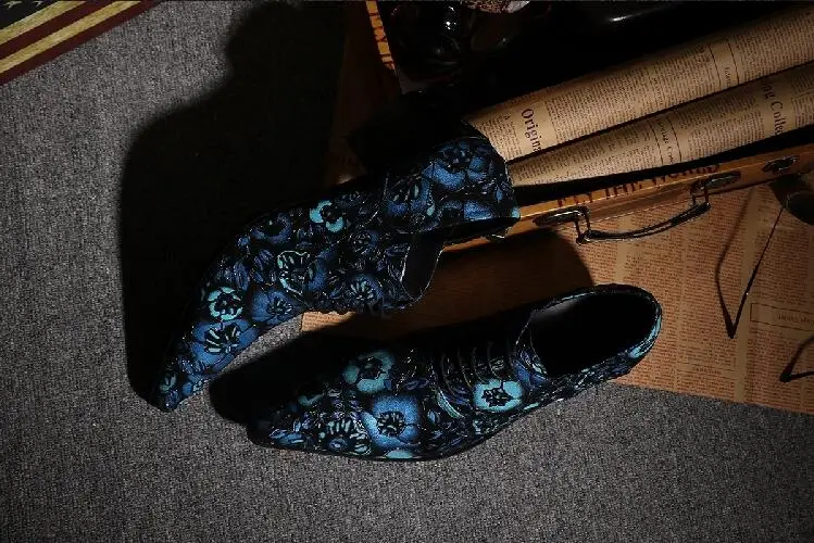 Модные кожаные туфли; Туфли-оксфорды с цветочным принтом; новые деловые мужские вечерние туфли с острым носком на шнуровке
