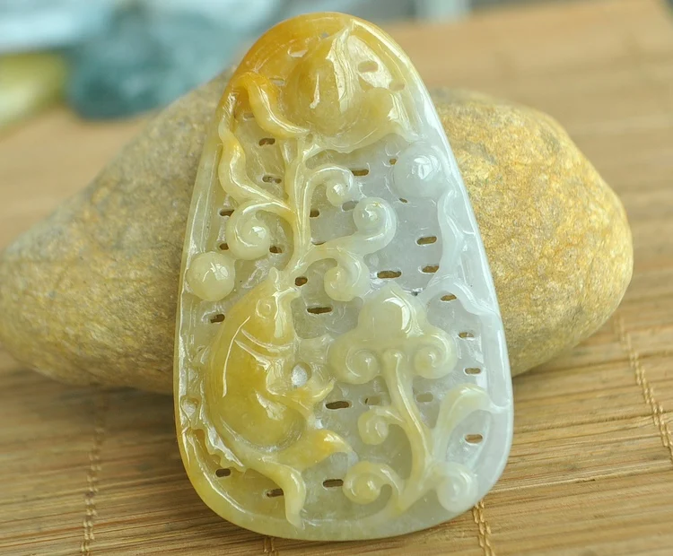 

Hollow to create a yellow jade sculpture wishful fishing pants with a certificate