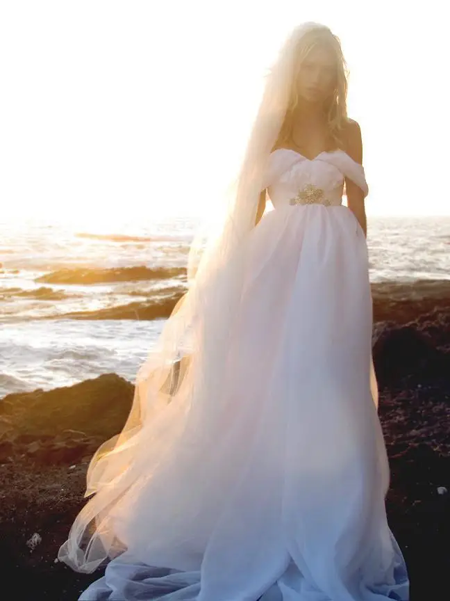 Summer Style Backless Beach Wedding Dresses Flowing Elegant Boho