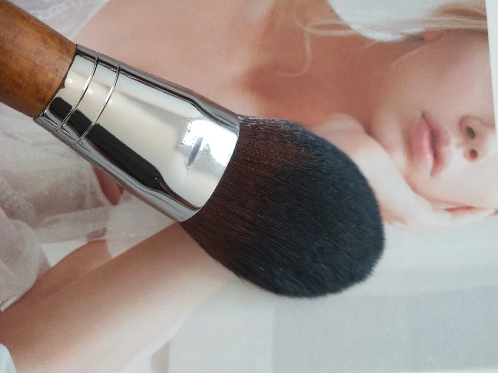 1-pcs-Luxury-Round-Kabuki-Brush-Wood-Handle-Dome-Shape-Dense-Powder-Brush-Tapered-Precision-Blush (3)