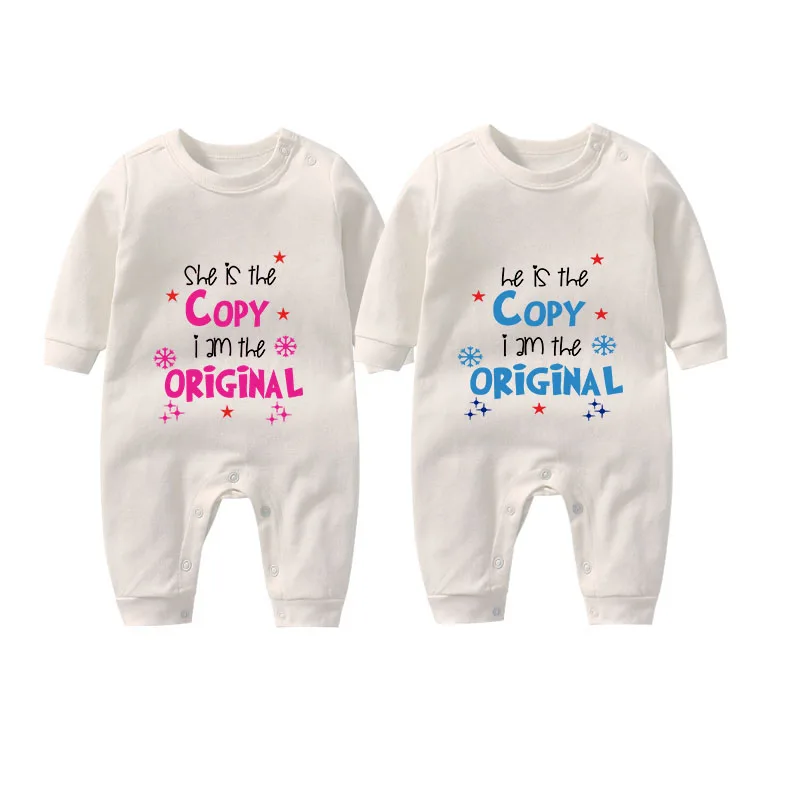 2019 ysculbutol Новый дизайн Мода she is the copy i am original baby Боди индивидуальная Одежда для