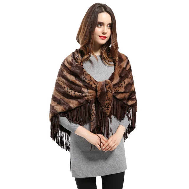 Resultado de imaxes para mujer  pañuelo en el cuello