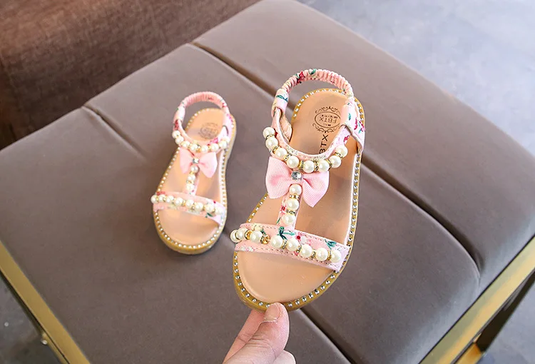 Летние сандалии с жемчугом для маленьких девочек; Новинка года; модельные туфли принцессы с бантом и бисером; пляжные сандалии на плоской подошве для малышей; От 1 до 6 лет - Цвет: pink