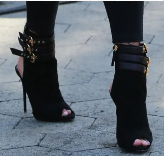 Летние кожаные женские ботильоны с открытым носком с заклепками золотого цвета Дамская обувь облегающие пятки Пряжка Байкер Черный bota feminina