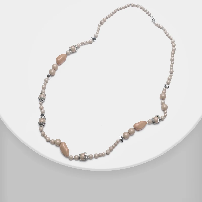 

Irregularly designed vintage pearl necklace