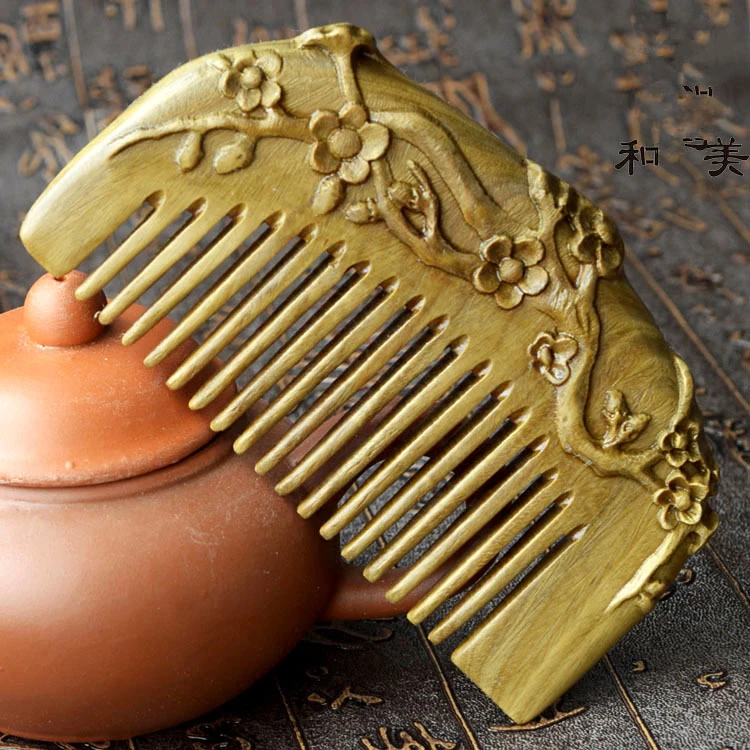 

1PC Chinese Style Small Comb anti-static Green Sandalwood Comb 11.5cm Thick Plum Carving Comb G0412