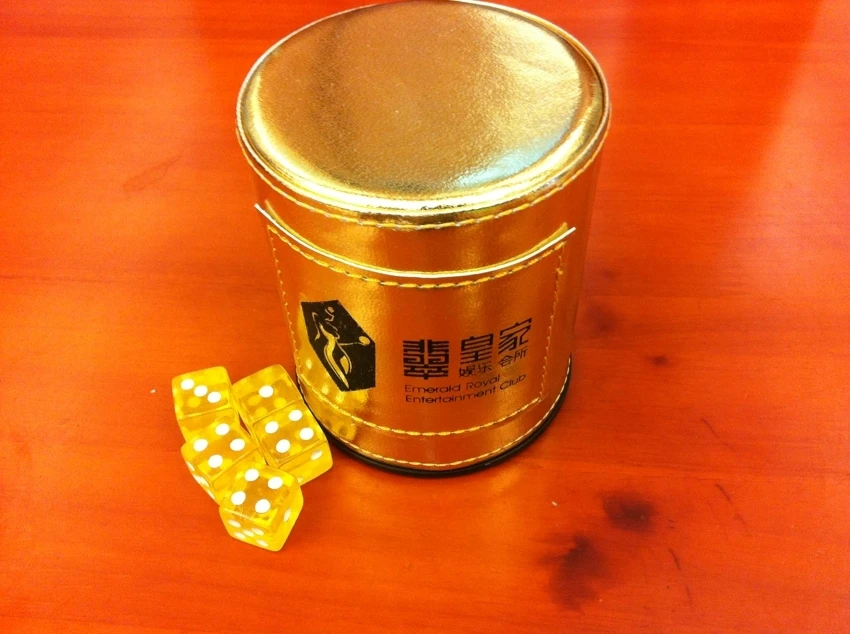 

One pillar to prop up the sky Quick screen cup Fancy stack(1 cup +5 transparent yellow dice)