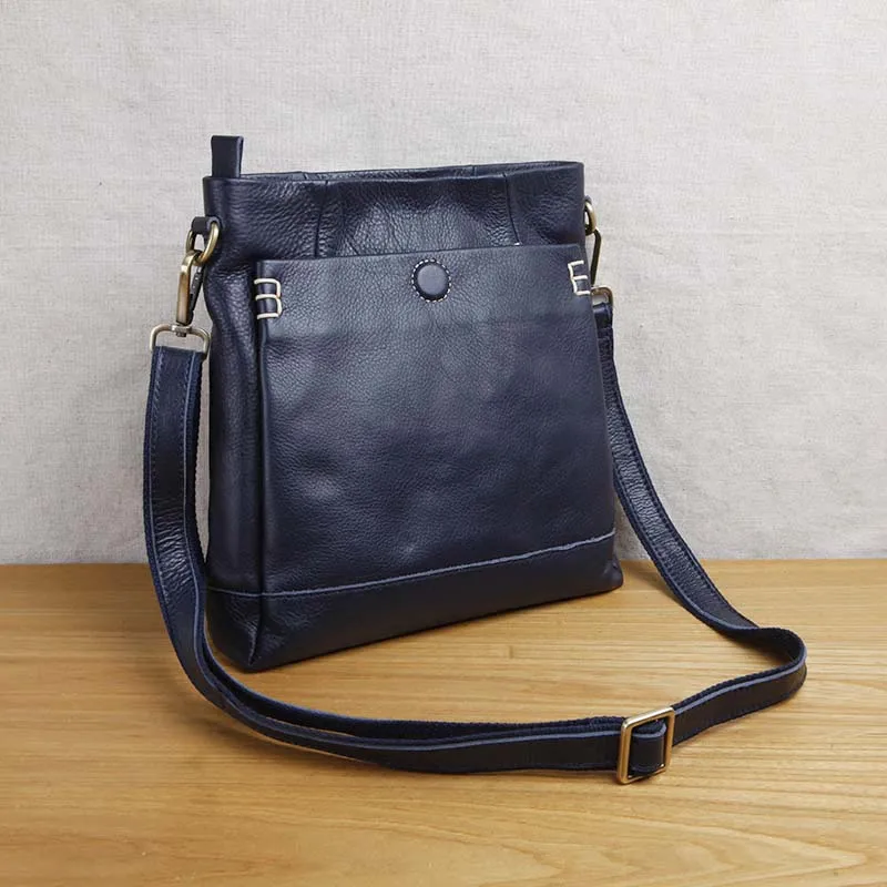 

AETOO Handmade leather men's shoulder messenger bag first layer cowhide retro vertical men's bag casual tide
