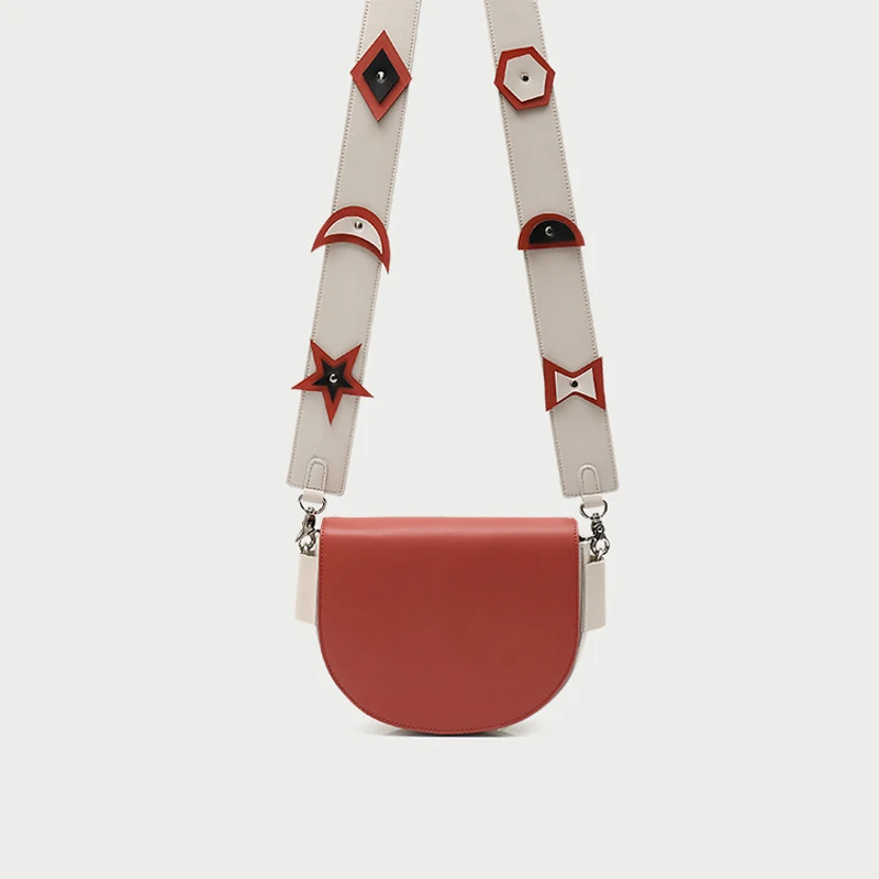 

Small Crowd Design Leather Ladies Bags with Wide Shoulder Straps and Saddle Bags